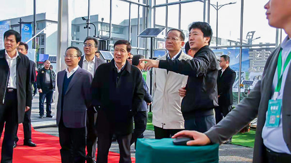 浙江省人大常委會(huì)副主任、省總工會(huì)主席史濟(jì)錫詳細(xì)詢問省農(nóng)業(yè)信息化建設(shè)情況